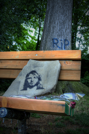 Banca/Monumento a Kurt Cobain en Viretta Park, Seattle, WA, muy cerca de su casa. © samirdiwan, Flickr